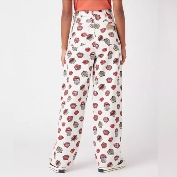 NWT Wrangler Barrel 652 Trouser Jeans Read My Lips Rolling Stones - Picture 2 of 13